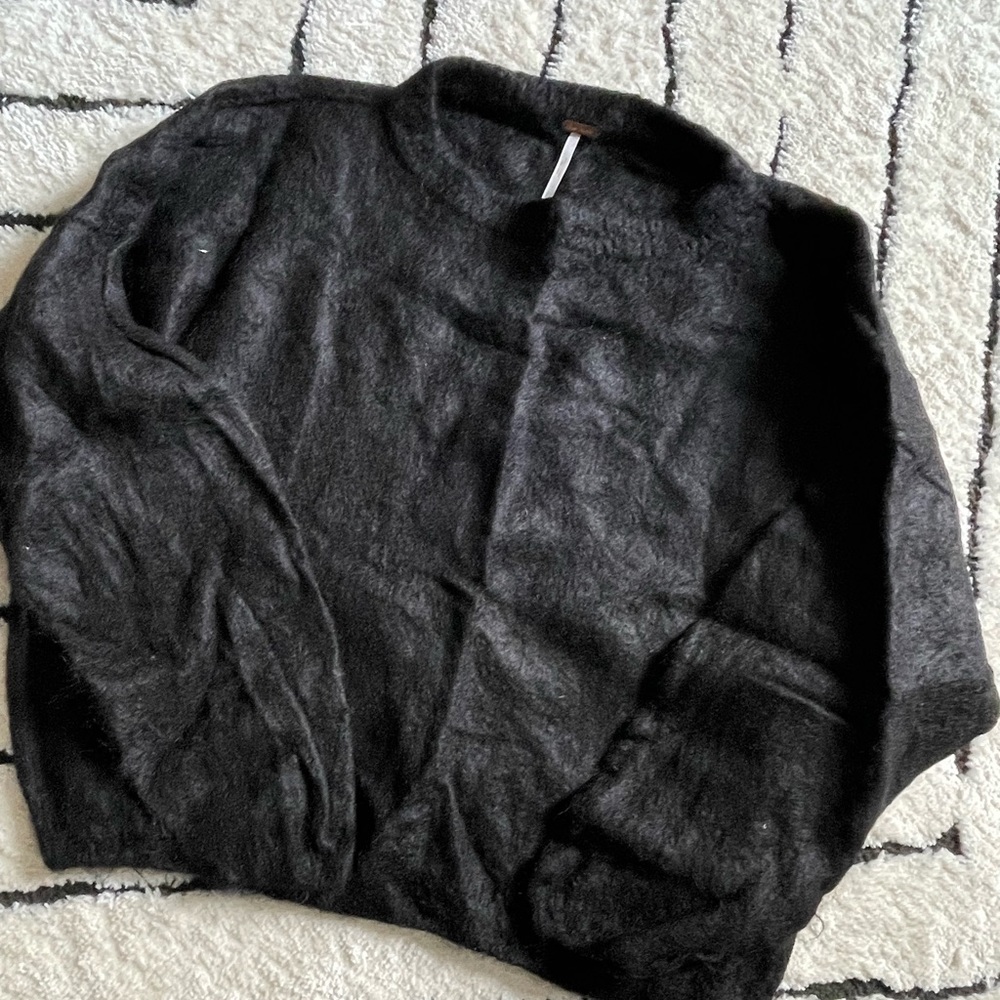 Free People oversized waist length sweater. Good condition.